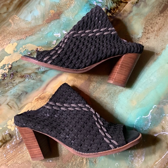 Very Volatile Shoes - Very Volatile Woven Open Toe Mules